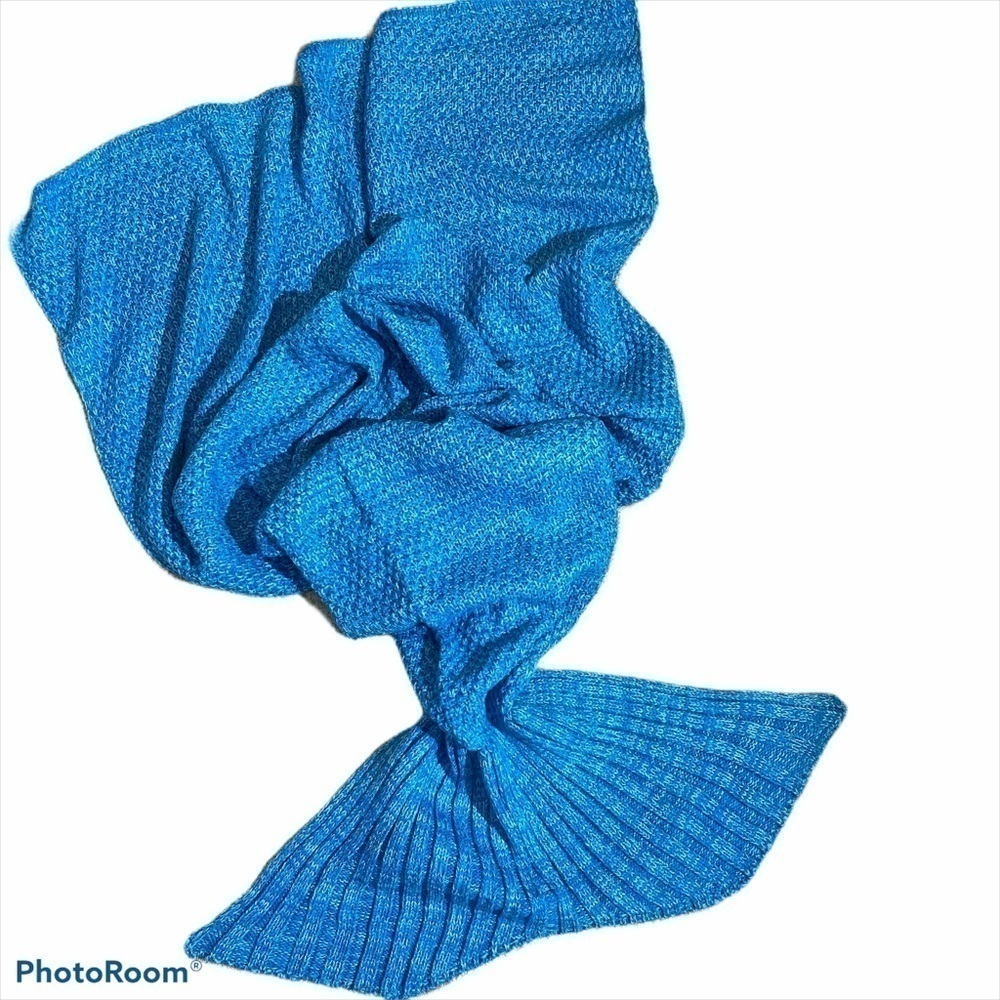 NWOT Knitted Mermaid Tail blanket blue two tone